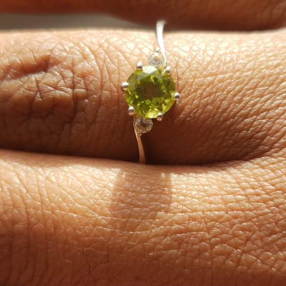Peridot & White Topaz Ring - Picture 2 of 4